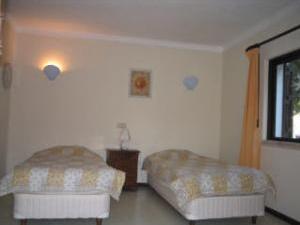 Bedroom with twin beds