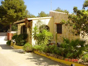 The front with driveway
