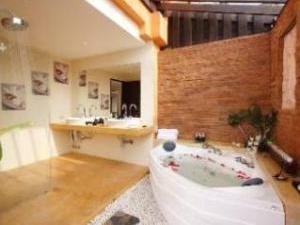 Outdoor spa (outside view)