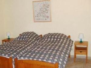 Bedroom with twin beds