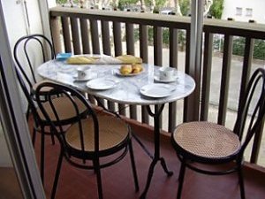 Balcony has table & chairs