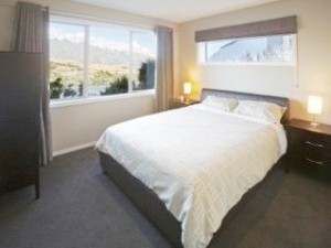 Bedroom with queen size bed