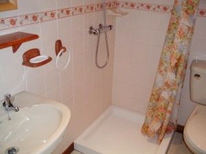 Marguerite - shower room