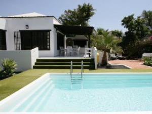 Large pool 1.4m deep all over