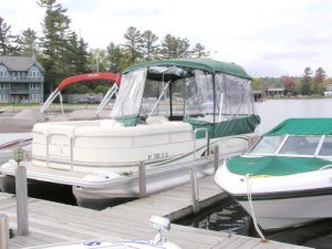 Pontoon boat