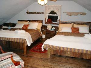 Bedroom with 2 queen beds
