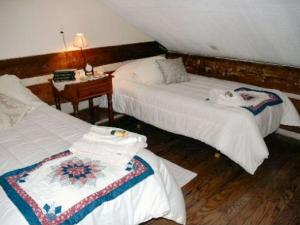Bedroom with twin sized beds