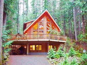 Glacier ski vacation log cabin rental
