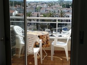 Balcony with table & chairs