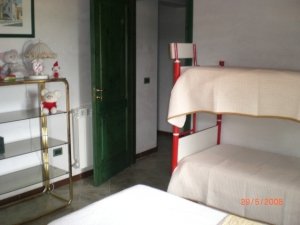 3 single beds room