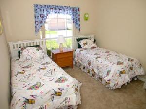 Bedroom 4 with twin beds