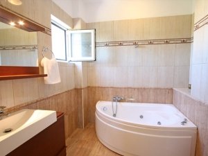 En-suite with Jacuzzi