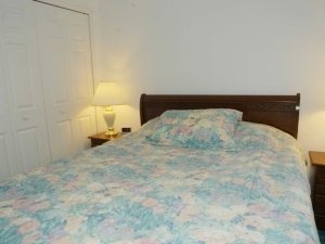 Guest room 2 / Queen bed