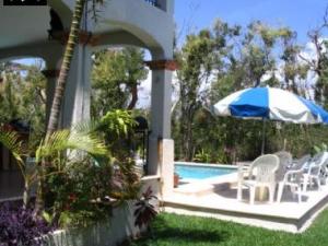 Table & chairs near the pool