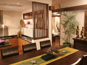 6 seater dining table & chairs