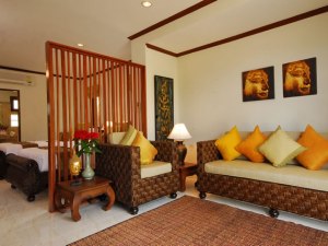 Guest suite with twin beds