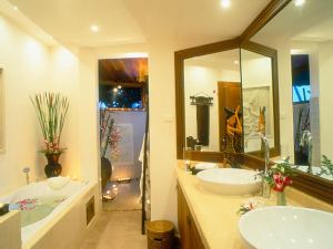 Large bathroom with Jacuzzi