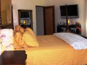 Master bedroom with plazma TV