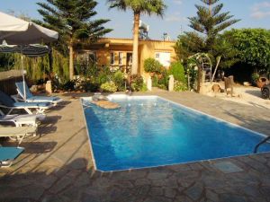 Coral Bay holiday villa with pool