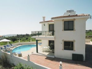 Villa facing the vineyards