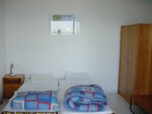 Bedroom with 2 single beds