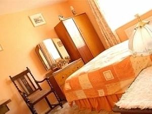 Queen sized bed in 2nd bedroom