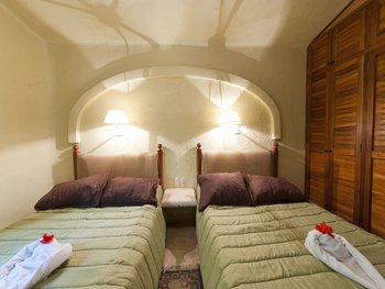 br with 2 full sized beds