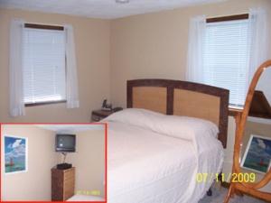 Bedroom with queensize bed