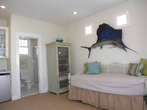 Tower w/ daybed/trundle, Bath