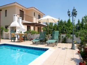 Oroklini private holiday villa for rent