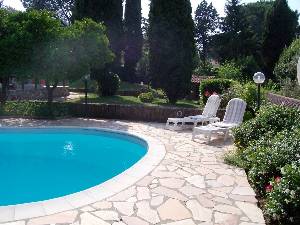 garden of Cottage by lake 