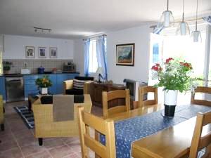 Kitchen & dining area