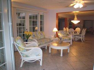 Open Living/Dinningroom Area