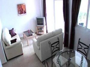 Lounge & Dining Area