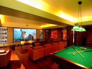 Theater room / Pool table