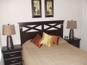 Bedroom 2 (Queen Bed)