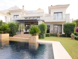 Private infinity pool & garden