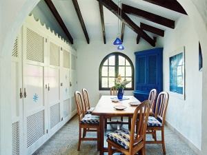 Big kitchen with dining area