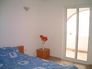 Double bedroom & balcony