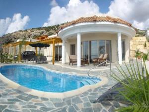 Peyia self catering villa with pool
