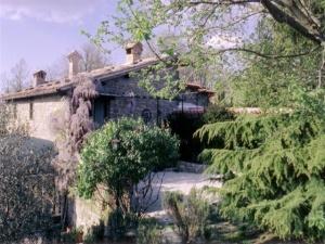 another view of the farmhouse