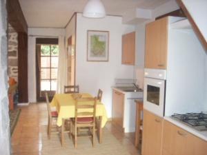 Gite 1 kitchen/dining area