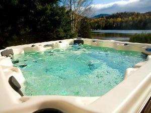 Hot Tub overlooking Lake