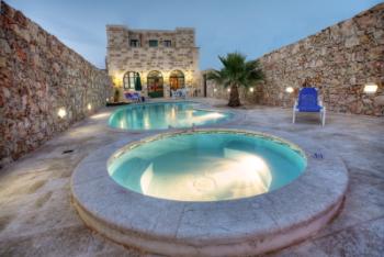 Jacuzzi with bench to sit on.