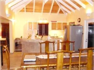 Dining & kitchen with bar area