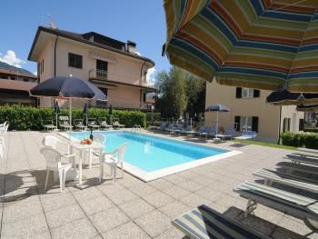 Happy hour on the pool