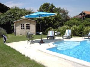 Pool has Roman steps