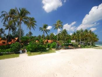 Set along a white sandy beach