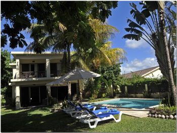 Spacious area around pool