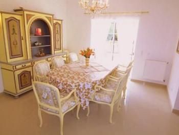 Dining seating for 8 persons